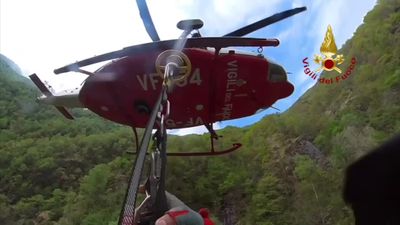 Un helicóptero rescata a un hombre herido del lecho de un río en un valle del Piamonte, Italia